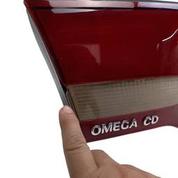 LANTERNA TAMPA ESQUERDA OMEGA 1999 A 2002 (CENTRAL) QUEBRADA