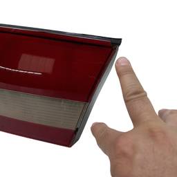 LANTERNA TAMPA ESQUERDA OMEGA 1999 A 2002 (CENTRAL) QUEBRADA