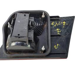 LANTERNA TRASEIRA ESQ SANTANA 1998 A 2006 MALA COM DETALHES