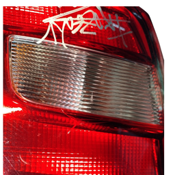 LANTERNA TRASEIRA ESQUERDA SANDERO 2015 A 2020 C/ DETALHE