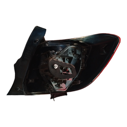 LANTERNA TRASEIRA ESQUERDA SANDERO 2015 A 2020 C/ DETALHE