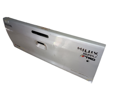 TAMPA TRASEIRA CAÇAMBA HILUX 09/15 C/ FURO CHAVE C/DETALHES