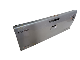 TAMPA TRASEIRA CAÇAMBA HILUX 09/15 C/ FURO CHAVE C/DETALHES