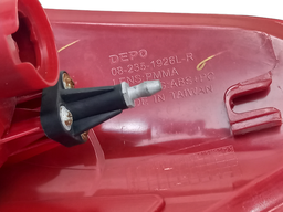 LANTERNA TRASEIRA ESQUERDA TRACKER 2014 A 2017 S/ACABAMENTO