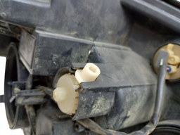 FAROL ESQUERDO TRACKER 2014 A 2016 QUEBRADO