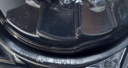 LANTERNA TRASEIRA ESQUERDA LANCER 2011 2012 A 2019 ( MALA )