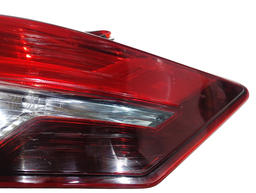 LANTERNA TRASEIRA DIREITA KICKS 2017/2021 (CANTO) C/DETALHE