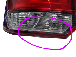 LANTERNA TRASEIRA ESQUERDA KICKS 2017 A 2021 C/DETALHE