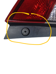 LANTERNA TRASEIRA ESQUERDA FIT 2015 A 2021 (CANTO) DETALHE