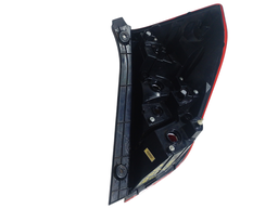 LANTERNA TRASEIRA ESQUERDA FIT 2015 A 2021 (CANTO) DETALHE