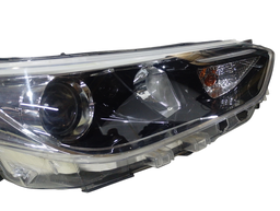 FAROL DIREITO YARIS 2019 2020 2021/ COM/ PROJETOR (DETALHE)