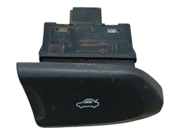 BOTAO TRAVA PORTA MALAS ONIX PRISMA 2013 A 2020