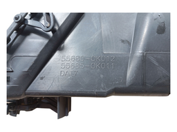 DIFUSOR AR CENTRAL ESQUERDO HILUX 2005 A 2015 556800K012