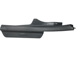 ACABAMENTO SOLEIRA TRASEIRA ESQUERDA KIA CERATO 2010 A 2013