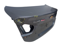 TAMPA TRASEIRA CRUZE 17A23 SEDAN LT (SE FUROP/FRISO)AMASSADO