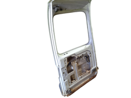 TAMPA TRASEIRA ESQUERDA KANGOO 2009 2010 A 2018 (COM VIGIA)