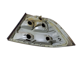 LANTERNA TRASEIRA ESQUERDA VECTRA 1997/1999 CANTO(DETALHE)