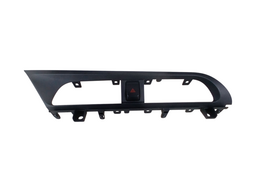 BOTÃO PISCA ALERTA KICKS COM MOLDURA 2023/2025