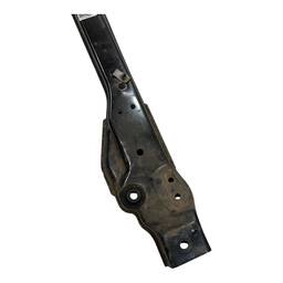 SUPORTE INFERIOR RADIADOR/PARACHOQUE TRACKER 2014 A 2019