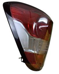 LANTERNA TRASEIRA ESQUERDA SPIN 2012 A 2018 BORDA VERMELHA