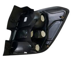 LANTERNA TRASEIRA ESQUERDA SPIN 2012 A 2018 BORDA VERMELHA