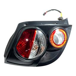 LANTERNA TRASEIRA ESQUERDA SONIC HATCH 2012 A 2014