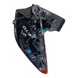 LANTERNA TRASEIRA ESQUERDA TRACKER 2020 A 2025 (CANTO) C/LED