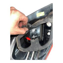 LANTERNA TRASEIRA DIREITA NEW FIESTA HATCH 2013 A 2019