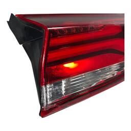 LANTERNA TRASEIRA ESQUERDA TRACKER 2020 A 2025 (MALA) C/ LED