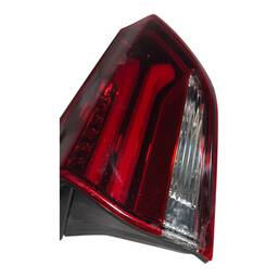 LANTERNA TRASEIRA ESQUERDA TRACKER 2020 A 2025 (MALA) C/ LED