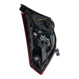 LANTERNA TRASEIRA ESQUERDA TRACKER 2020 A 2025 (MALA) C/ LED