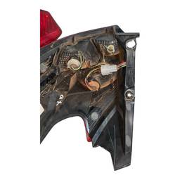 LANTERNA TRASEIRA ESQUERDA KICKS 2017 2018 A 2021 (CANTO)