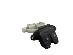 FECHADURA TAMPA TRASEIRA KICKS 2017 2018 A 2021