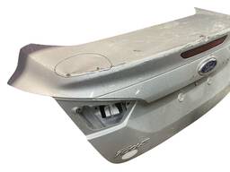 TAMPA TRASEIRA FOCUS SEDAN 2014 A 2015 C/DETALHE