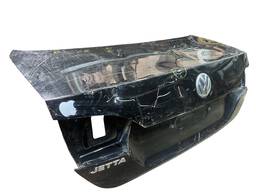 TAMPA TRASEIRA JETTA 2011 2012 A 2014 C/DETALHE