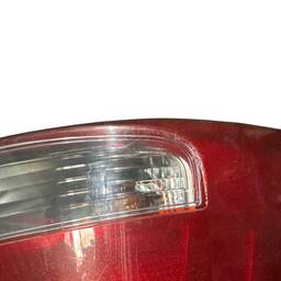 LANTERNA TRASEIRA ESQUERDA VOYAGE G5 FUME/ DETALHE