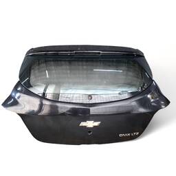 TAMPA TRASEIRA ONIX 2013 2014 A 2017 C/ FURO PEQ DETALHE 