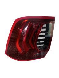 LANTERNA TRASEIRA ESQUERDA OROCH 2016 A 2022 (DETALHE)