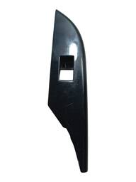 MOLDURA BOTAO VIDRO TRASEIRO ESQUERDO HILUX 2016 A 2022 