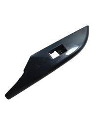 MOLDURA BOTAO VIDRO TRASEIRO ESQUERDO HILUX 2016 A 2022 