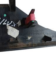 MOLDURA BOTAO VIDRO TRASEIRO ESQUERDO HILUX 2016 A 2022 