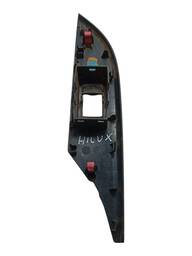 MOLDURA ACABAMENTO BOTAO VIDRO TRASEIRO DIREITO HILUX 16/