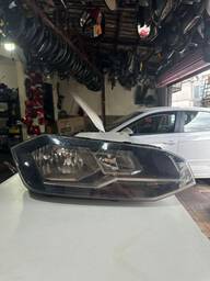 Farol Direito Polo 18/22 Masc Negra Friso Cromado C Detalhe 