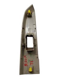 MOLDURA ACAB. BOTAO VIDRO TRAS. ESQUERDO HILUX 2005 A 2015