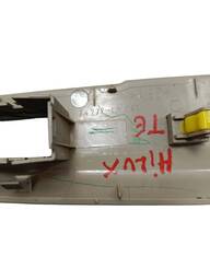 MOLDURA ACAB. BOTAO VIDRO TRAS. ESQUERDO HILUX 2005 A 2015