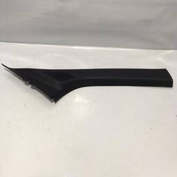 Acabamento Coluna Dianteiro Esquerdo Strada 2021/2025