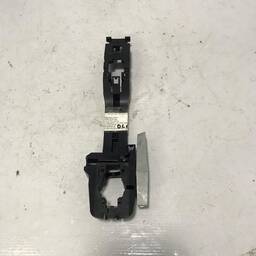 Suporte Maçaneta Ext. Porta Dianteira Esquerda Kicks 17/25