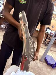 GRADE DIANTEIRO MERCEDES BENZ E320 96(AMASSADO LD DIREITO)