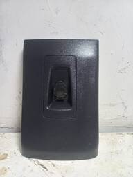 ACABENTO CONSOLE COROLLA C/TAMPA 12V ORIGINAL 5892302250