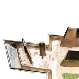 EMBLEMA GRAVATA GRADE DIANTEIRA ONIX PRISMA 2013 2016 PRATEA